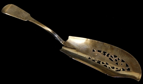 A George III silver fish slice, fiddle pattern with pierced fish blade, partially bright cut, London 1808, 30cm wide, 4oz.