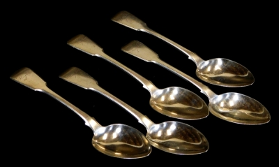 A set of five George IV silver dessert spoons, fiddle pattern, with plain bowls, London 1825, 19cm wide, 7.26oz. (5)