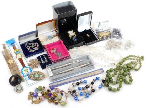 Various jewellery and effects, Parker cased pen set, in a fitted box, 18cm wide, costume ear studs, brooches, jet style and others, clip brooch, various beads, glass and other beads, etc. (a quantity)