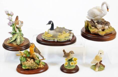 Various Border Fine Arts and other figures, to include wren on peas, Russell Willis, wooden plinth base, 19cm high, small owl, Garden Guests, etc. (6)