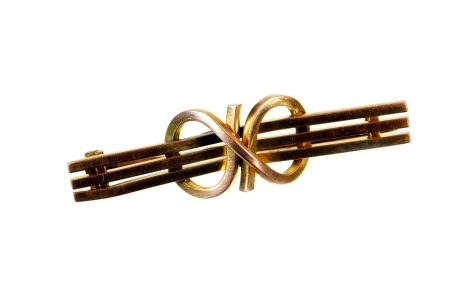 A bar brooch, set with three horizontal lines, with entwined centre section and plain pin back marked 9c, 4cm wide, 2.1g.