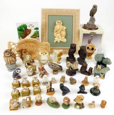 Various owl related plaques, ceramic plaque, Leonardo collection figures, other owl ornaments, etc., various dimensions. (a quantity)