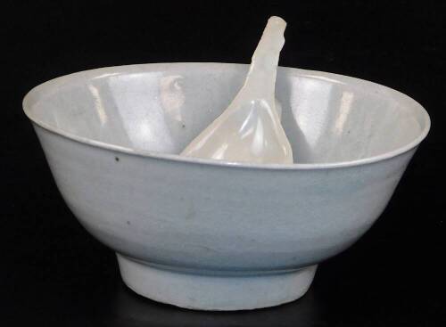 A Chinese bowl and spoon from the Tek Sing Cargo, bears Nagel Auction labels, 15.5cm diameter.