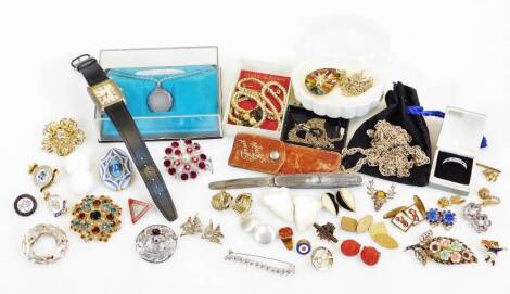 An assortment of various costume jewellery and effects, a stags head costume brooch, centred by a section of orange paste, 2.5cm high, a National Proficiency cycling badge, further enamel badge, costume brooches, watch marked quartz, pendant and chain, pi