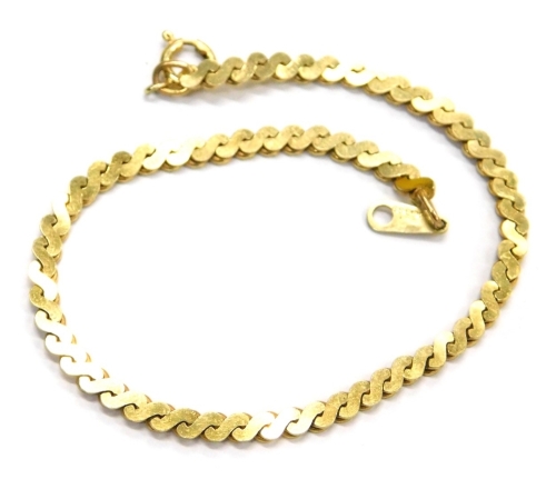 A 9ct gold fancy link bracelet, with S shaped links, and single clip link, 16cm long overall, 4.8g all in.