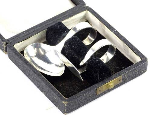 A George VI silver christening set, comprising baby spoon and pusher, Sheffield 1943, in a fitted case, 1oz.