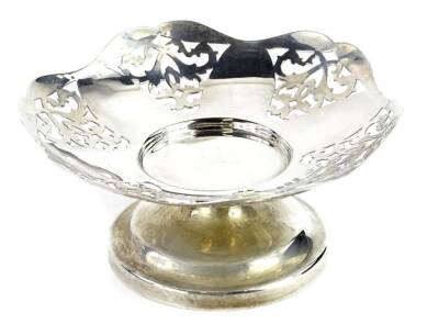 A George VI silver pedestal bowl, with pierced decoration, Birmingham 1943, 2¼oz.