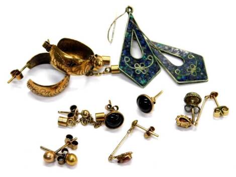 Various 9ct gold and other earrings, comprising a pair of florally etched 9ct gold hoop earrings, a pair of garnet set drop earrings, a pair of 9ct gold two row drop earrings, a pair of 9ct gold studs, 4.5g all in, and three loose earrings, unmarked, toge