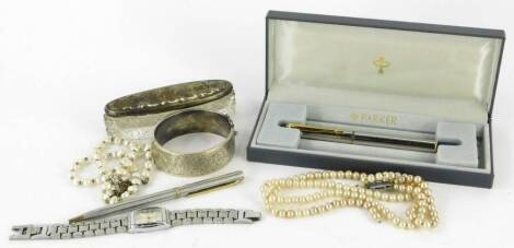 Miscellaneous jewellery and effects, comprising an etched design silver bangle, a stainless steel ladies wristwatch, faux pearl necklace, a silver topped dressing table jar and a cased Parker pen.