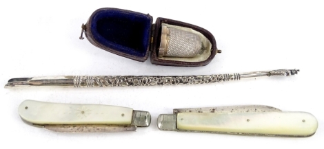 A silver thimble in fitted leather case, the case with retailers label for James Usher of Lincoln, two silver bladed fruit knives and a Maté tea white metal spoon (4). Provenance: The Estate of Miss Rachel Monson.