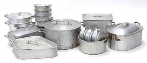 A quantity of aluminium pans, to include fish kettle cover, sets of pans etc.