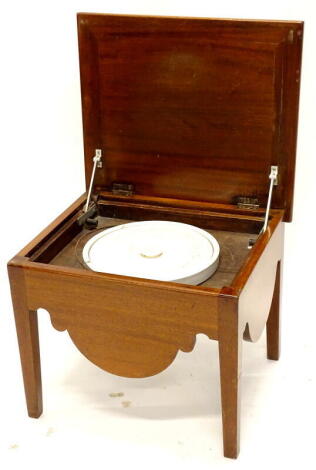 A 19thC mahogany box commode, the hinged lid enclosing a ceramic insert, on square tapering legs, 53cm wide.