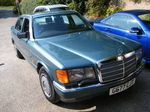 A Mercedes 300 SE Auto 4 door saloon, registration G677 CJT, electric sunroof and electric steering adjuster, 2962cc, mileage 92,463, green, paint work and upholstery original, 1st registered 29.10.1989, 3 previous owners.