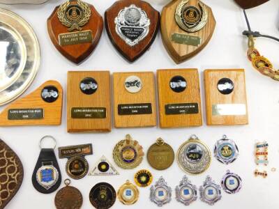 Sunbeam Motorcycle Club memorabilia, including badges, shields, dishes, etc. (1 tray) - 4