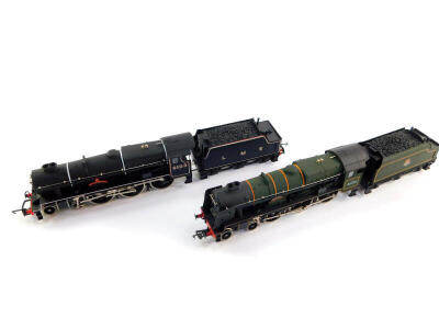 An Airfix GMR OO gauge locomotive 'Royal Scot', BR green livery, 4-6-0, 46100, together with an LMS locomotive 'Royal Scots Fusiliers', black livery, 4-6-0, 6103, both boxed. (2) - 2