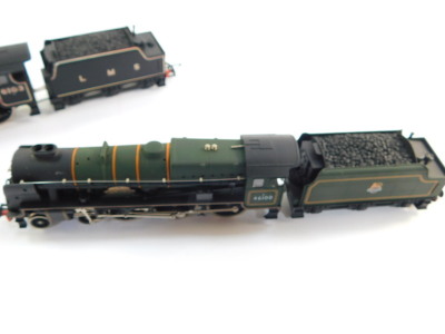 An Airfix GMR OO gauge locomotive 'Royal Scot', BR green livery, 4-6-0, 46100, together with an LMS locomotive 'Royal Scots Fusiliers', black livery, 4-6-0, 6103, both boxed. (2) - 3