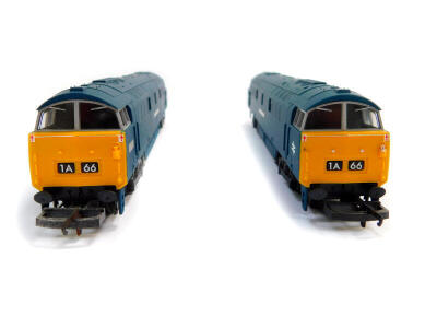 A pair of Lima OO gauge diesel locomotives 'Western Renown', D1071, both boxed, one incorrectly. (2) - 5