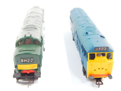 A Lima OO gauge diesel locomotive, BR green livery, D6830, and a further diesel locomotive, BR blue livery, 31401, both boxed. (2) - 2