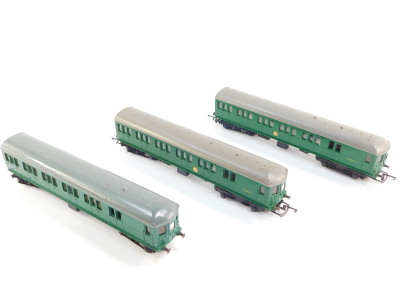 Three Hornby Triang OO gauge coaches, green livery, boxed. (3) - 2