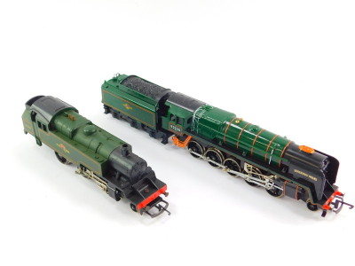 A Hornby OO gauge locomotive 'The Evening Star', British rail green livery, 2-10-0, 9220 R861, boxed, and a further locomotive, British rail green livery, 2-6-2-82004, boxed incorrectly. (2) - 2