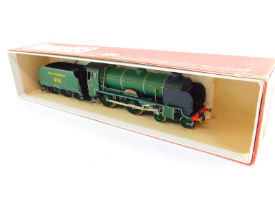 A Wills Finecast School's class locomotive 'Eastbourne', Southern green livery, 4-4-0, 914, boxed.