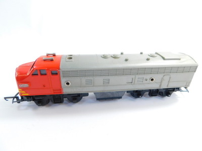 A Hornby R55-HSD Class HX7 Trans Australian diesel locomotive, red and grey livery, 4008, incorrectly boxed, together with four Trans Continental boxes. (5) - 2