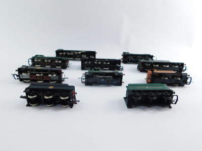 Hornby, Tri-ang & Mainline locomotives, including a Great Western locomotive Kneller Hall', green livery, 4-6-0, 5934, clockwork locomotive, BR black livery, 13005, and a Great Western locomotive, 0-6-2, 6697. (a quantity) - 9