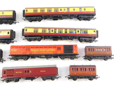 Two Hornby Tri-ang Royal Mail coaches M22304, cream and maroon coaches, Victorian coaches, red livery, etc. (15) - 7