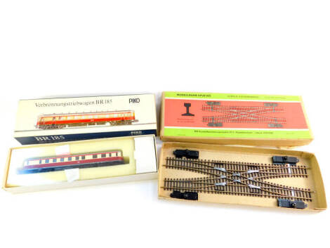 A Piko HO gauge Verbrennungstrib Wagen, BR185, boxed, together with an HO model bahn spur, DDR-8360, boxed. (2)