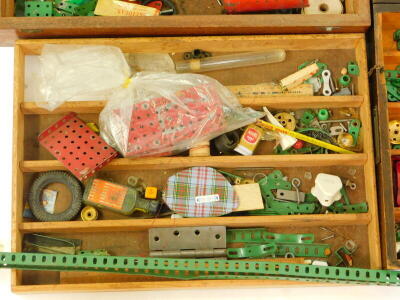 Meccano, in an outfit number 9 box, and a further tray. (2) - 2