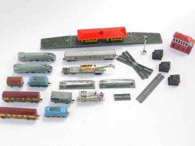 Lonestar OOO gauge locomotives, tenders, coaches and wagons, station with platform track, signal box, etc. (1 tray)