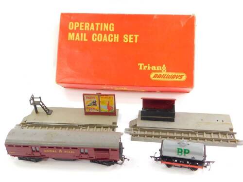 A Tri-ang OO gauge operating mail coach set, R402, boxed.