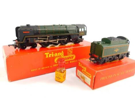 A Tri-ang OO gauge locomotive and tender 'Britannia', British Rail green livery, 4-6-2, 70000, R259 and R35, both boxed. (2)