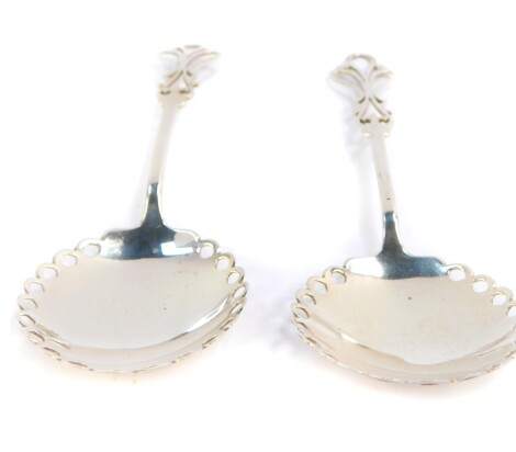 A pair of Edward VII silver fruit spoons, with pierced and scrolling decoration, Sheffield 1906, 3.19oz.