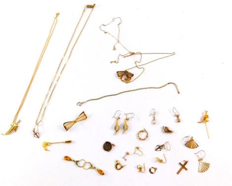 9ct gold jewellery, including charms, neck chains, brooches, etc, 21.2g, and further yellow metal jewellery.