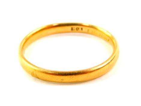 An 18ct gold wedding band, size Q, 3.3g.