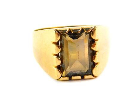 A gentleman's 9ct gold and smoky quartz ring, size S, 6g.