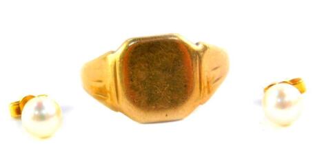 A 9ct gold signet ring, size S, 5.1g, together with a pair of 9ct gold and cultured pearl single stone ear studs, 0.9g.