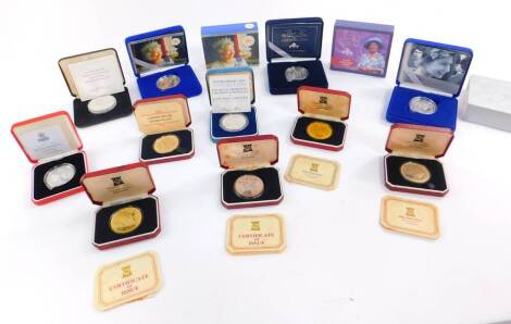 Silver and silver gilt commemorative crowns, including The Centenary of Independence 1976, Isle of Man Silver Jubilee crown 1977, Her Majesty Queen Elizabeth II crown 2006, Golden Jubilee crown 2002 and a Coronation Silver Anniversary crown 1978. (11)