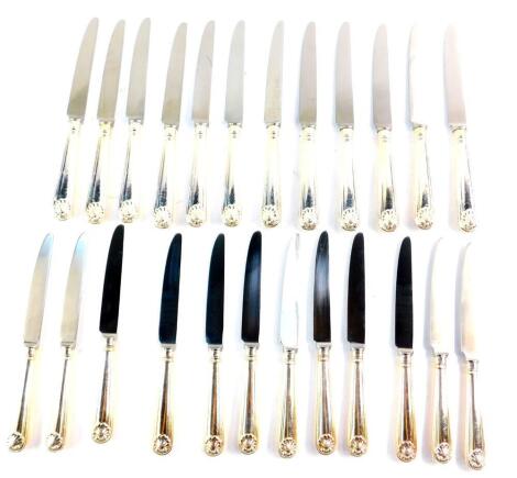 A set of twelve lady's silver handled table knives, decorated in the shell pattern, together with twelve smaller knives, Sheffield 1988, 73.06oz all in.