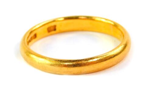 A 22ct gold wedding band, size P, 4.0g