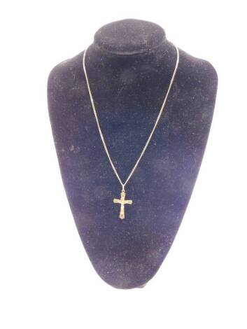 A 9ct gold crucifix pendant on a curb link neck chain, 8.5g.