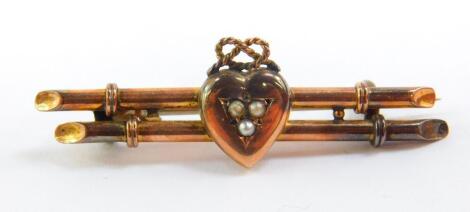 A Victorian seed pearl set heart shaped bar brooch, stamped 9ct, cased, 2.9g.