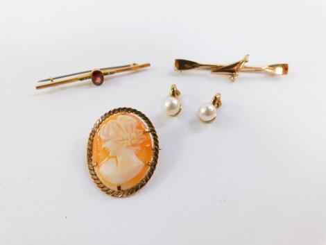 A 9ct gold opal and seed pearl bar brooch, 1.2g, a gold plated pennant and skulls bar brooch, a 9ct gold and shell cameo brooch, bust portrait of a lady, and a pair of gold and cultured pearl earrings. (4)