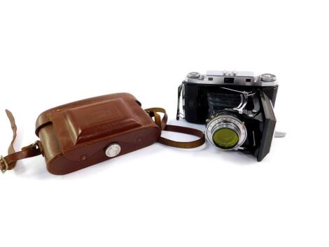 A Zeiss Ikonta camera with a contour-SV 105mm lens, serial number 123472, cased.