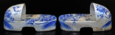 A very rare pair of Japanese Seto porcelain shoes, decorated in underglaze blue with poppies, Meiji period, 11.3cm high, 16.6cm wide, 27.8cm long. - 5