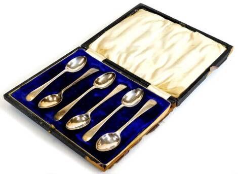 A set of George V silver teaspoons, old English pattern, probably Sheffield 1930, 12cm wide, 3½oz. (cased)