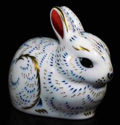 A Royal Crown Derby Collectors Guild paperweight bunny ornament, gilt stopper, 7cm high. (boxed)