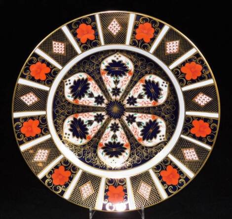 A Royal Crown Derby Imari pattern dinner plate, no. 1128, printed marks beneath, 27cm diameter.