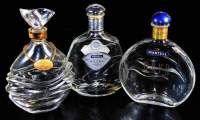 Various advertising decanters, etc., to include a Westminster Abbey example, of shouldered circular form with orb stopper, two vacant cognac L'or Martell presentation cases with vacant decanters, collection of other decanters, boxed wine funnel, commemora - 4